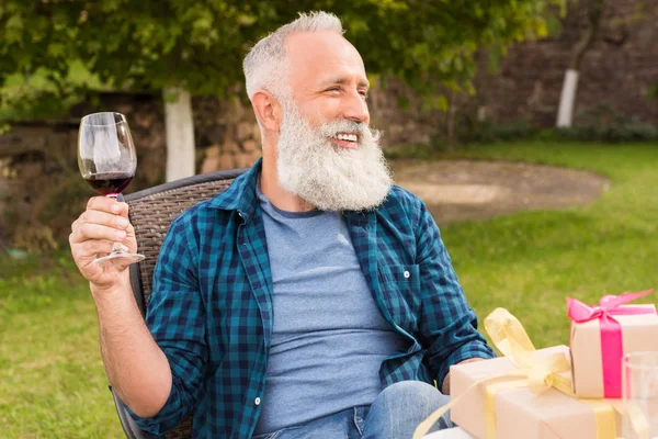 Seniorchef mit Glas Wein — Stockfoto