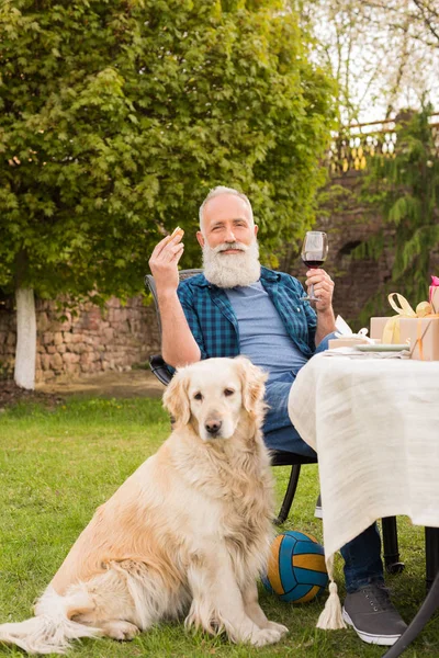 Seniorchef mit Glas Wein — Stockfoto