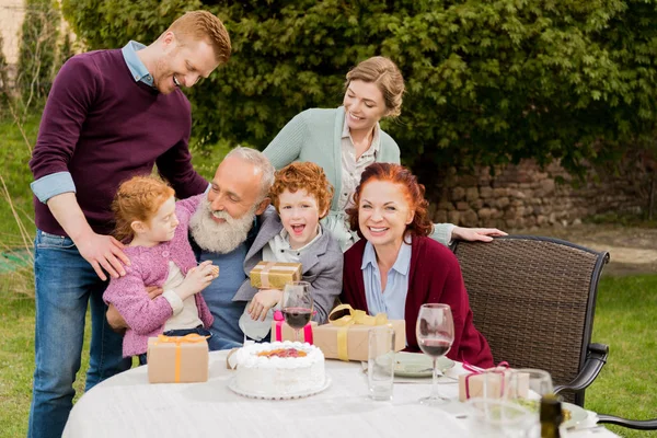 Familia celebrando cumpleaños - foto de stock