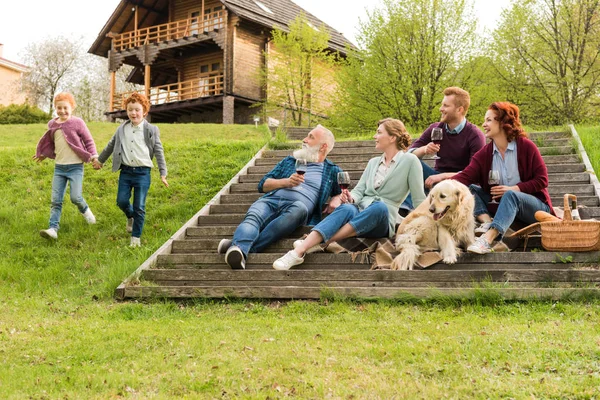 Familia de picnic en el pueblo - foto de stock