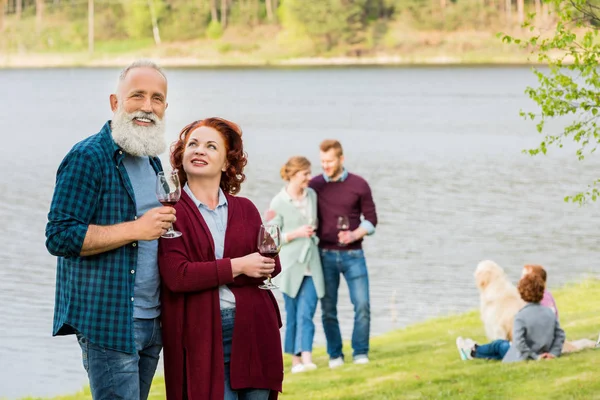 Senior couple with glasses of wine — Stock Photo