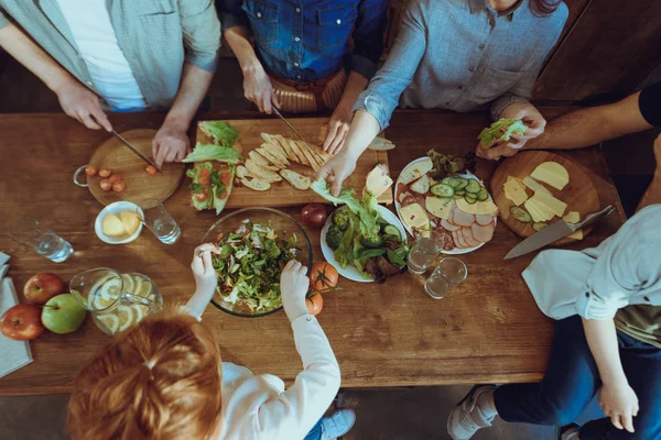 Famille préparant le dîner — Photo de stock