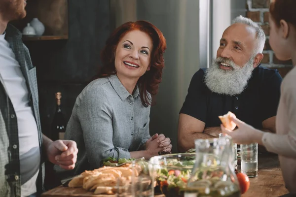 Fröhliches Seniorenpaar — Stockfoto