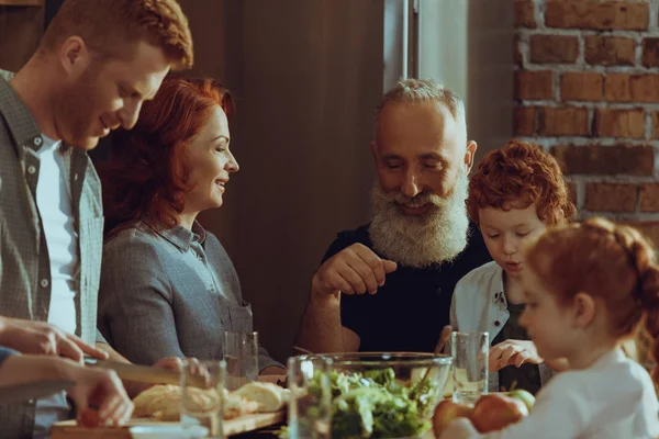 Família cozinhar jantar em casa — Fotografia de Stock