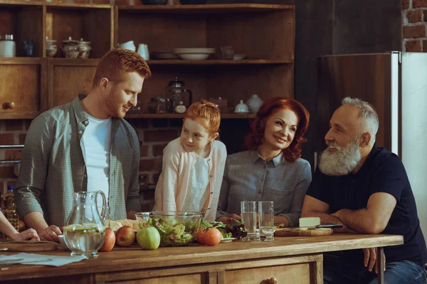 Familie kocht Abendessen zu Hause — Stockfoto