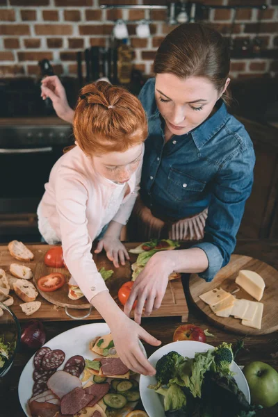 Tochter und Mutter machen Salat — Stockfoto