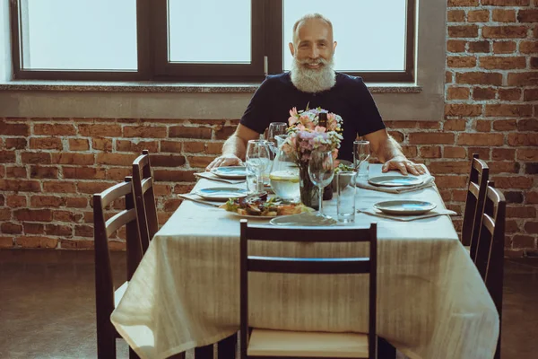 Homme âgé à la maison — Photo de stock