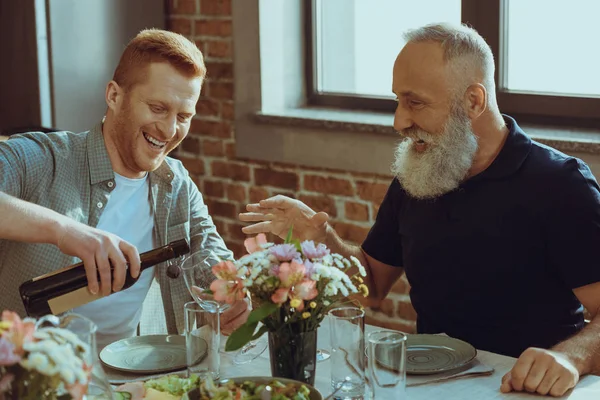 Männer trinken Wein — Stockfoto