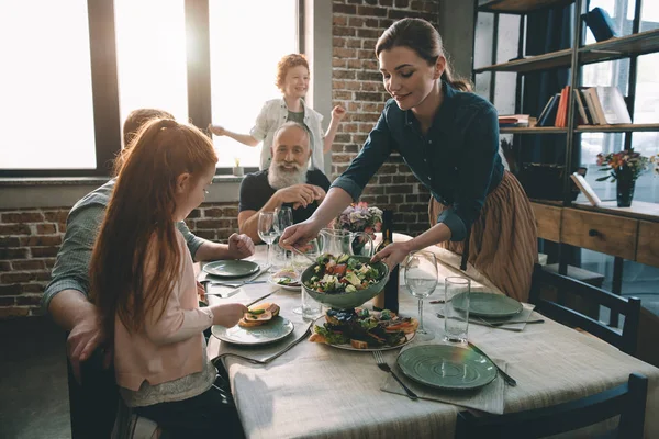 Mulher servindo salada — Fotografia de Stock