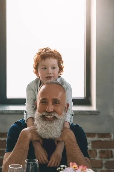 Niño abrazando abuelo - foto de stock