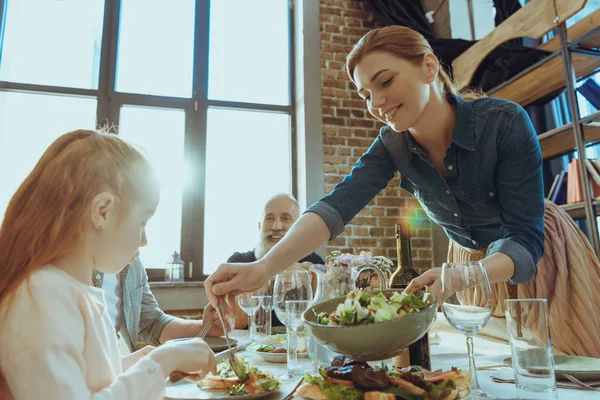 Mujer sirviendo ensalada - foto de stock