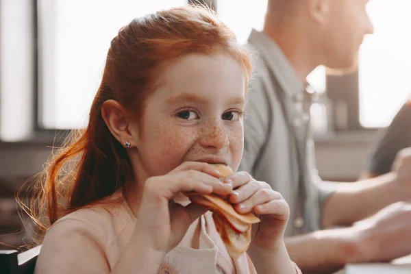 Ребенок ест сэндвич — стоковое фото