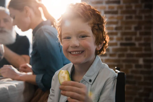 Niño pequeño con trozo de pepino — Stock Photo