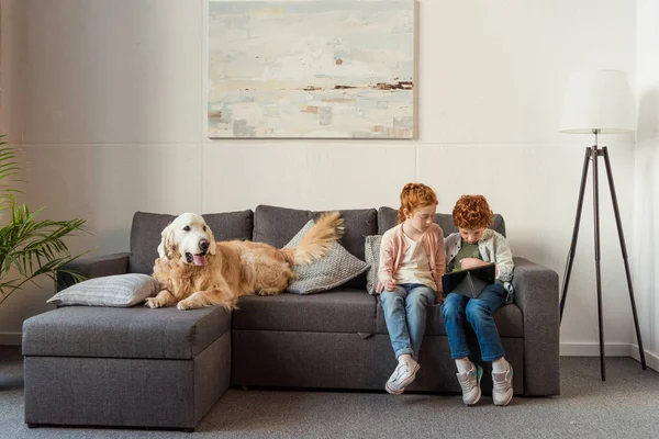 Enfants utilisant une tablette — Photo de stock