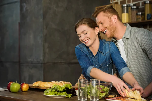 Couple cooking dinner together — Stock Photo