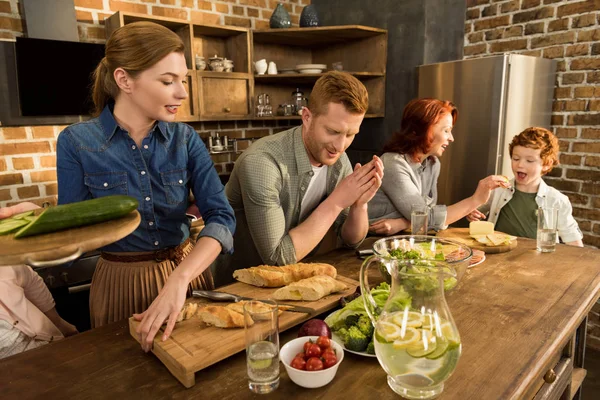 Famiglia cucina la cena a casa — Foto stock