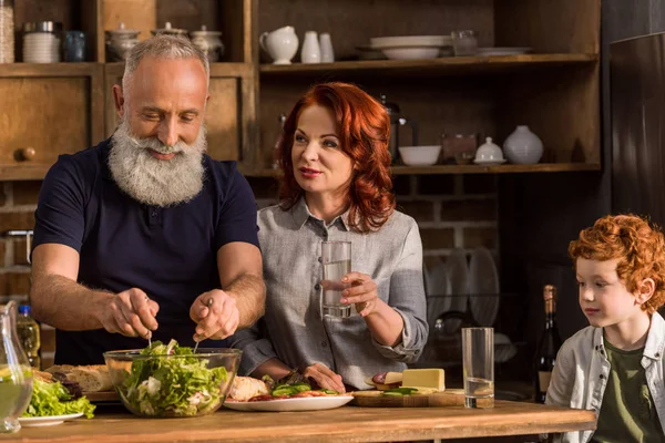 Abuelos y niño pequeño — Stock Photo