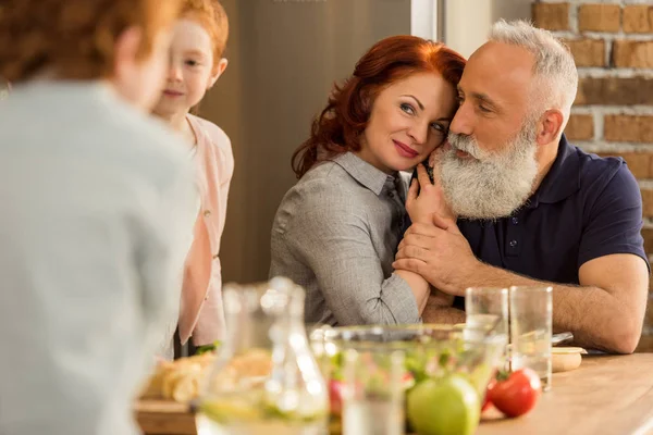 Sensual pareja de ancianos - foto de stock