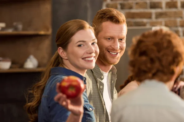 Frau zeigt Apfel — Stockfoto