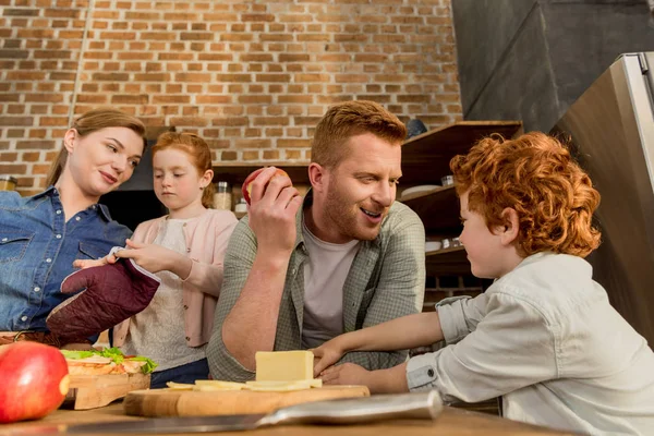 Parents and kids at home — Stock Photo