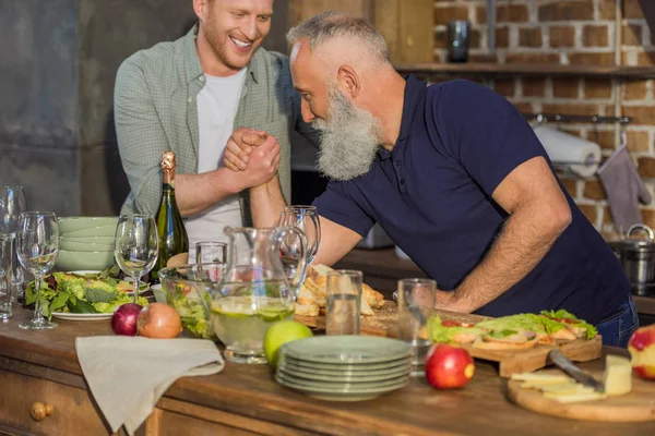 Padre e hijo brazo lucha juntos - foto de stock