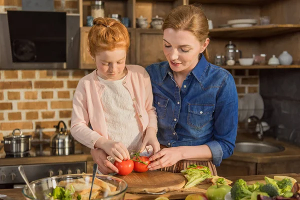 Дочка і мати роблять салат — стокове фото