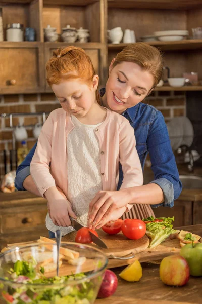Daughter and mother making salad — Stock Photo
