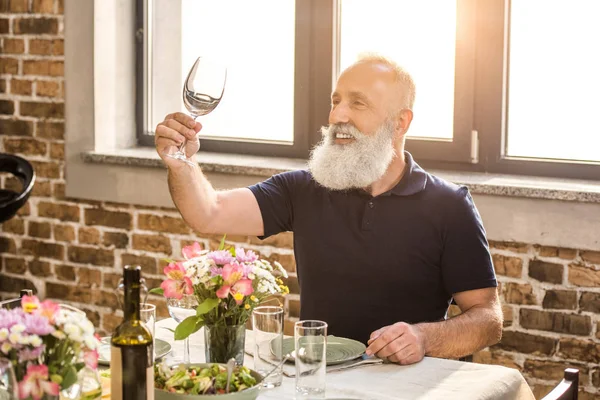 Senior man with empty wine glass — Stock Photo