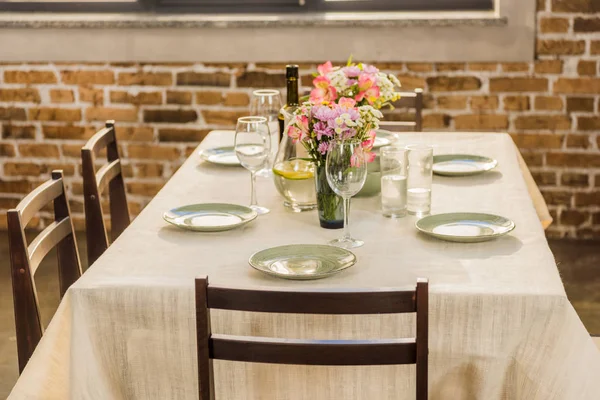 Table servi pour le dîner — Photo de stock