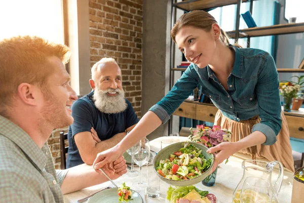 Donna che serve insalata fatta in casa — Foto stock