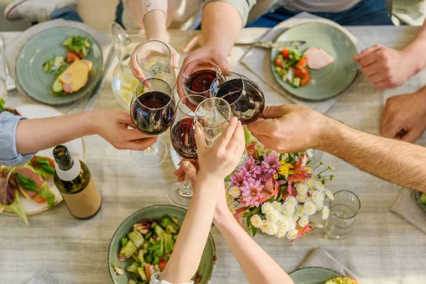 Familie klirrt mit Brille — Stockfoto