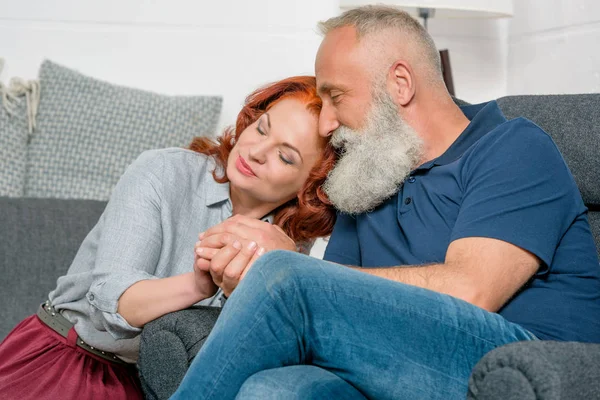 Casal de idosos em casa — Fotografia de Stock