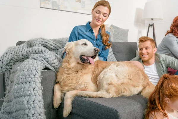 Сім'я, відпочиваючи на диван — стокове фото
