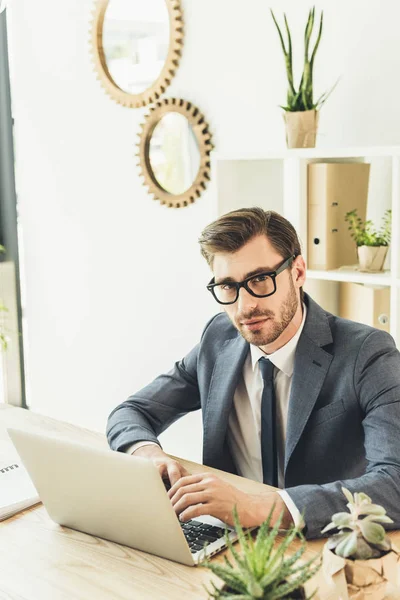 Geschäftsmann arbeitet mit Laptop — Stockfoto