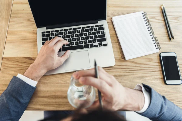 Hombre escribiendo en el ordenador portátil - foto de stock