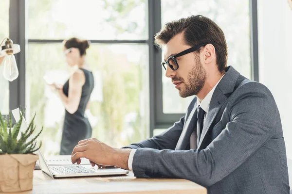 Homme d'affaires travaillant avec un ordinateur portable — Photo de stock