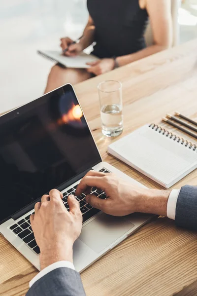 Uomo digitando sul computer portatile — Foto stock