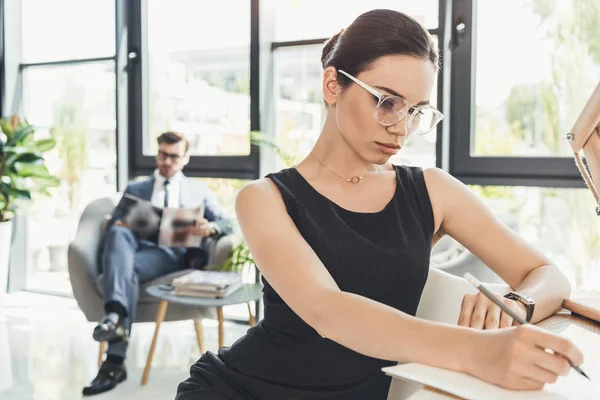 Junge Geheimniskrämerei beim Notieren — Stockfoto