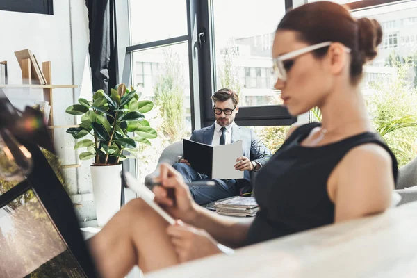 Les hommes d'affaires au bureau — Photo de stock