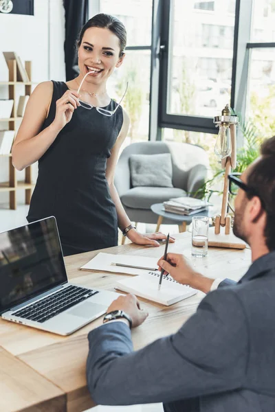 Secretismo sonriendo coqueteando al jefe — Stock Photo
