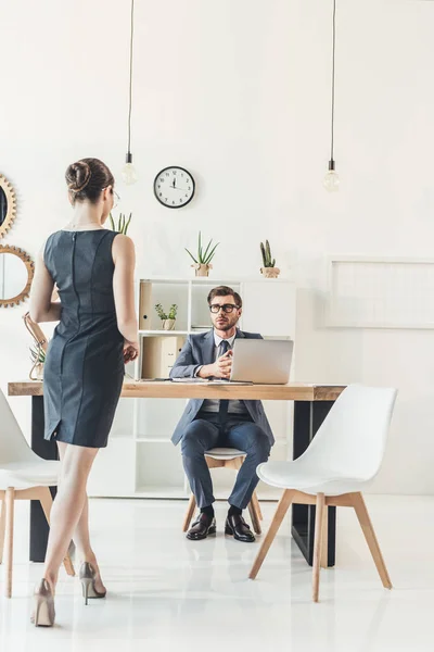 Hombre de negocios viendo joven secretismo - foto de stock