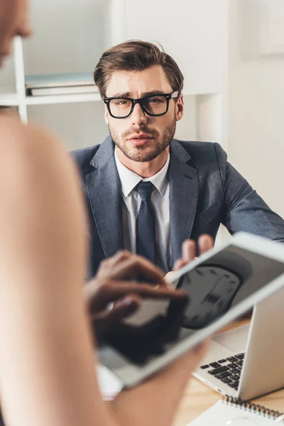 Homme d'affaires regardant la sécrétion avec tablette numérique — Photo de stock