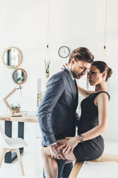 Casal abraçando no escritório — Fotografia de Stock