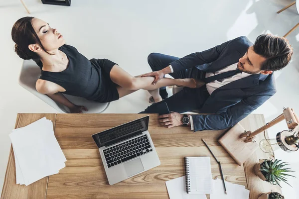 Mujer coqueteando con hombre de negocios - foto de stock