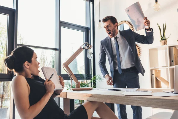 Empresario reprendiendo secretismo - foto de stock