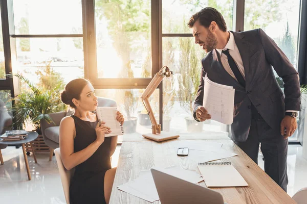 Empresário repreendendo secretaria — Fotografia de Stock