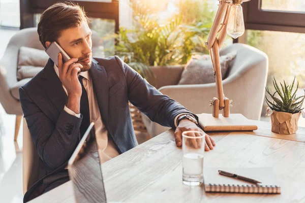 Empresário falando ao telefone — Fotografia de Stock