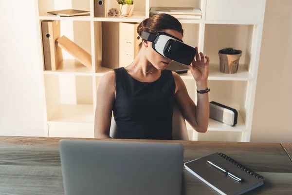 Femme d'affaires avec lunettes de réalité virtuelle — Photo de stock