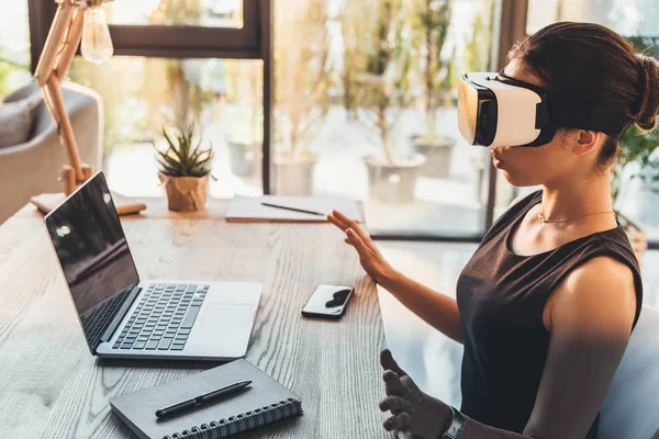 Mujer de negocios usando gafas de realidad virtual - foto de stock