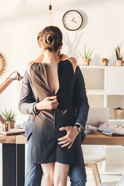 Paar macht sich im Büro bemerkbar — Stockfoto